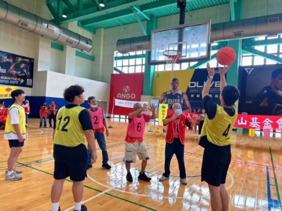 愛老人運動會　百歲人瑞三對三鬥牛嗨翻全場