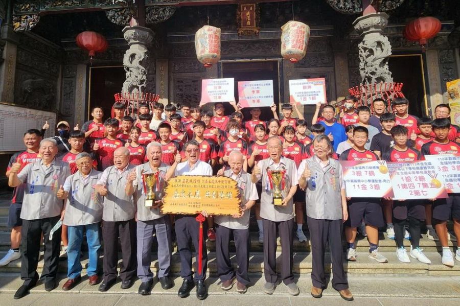 永慶高中榮獲績優體育班殊榮 校長帶師生感謝嘉邑城隍廟鼎力支持