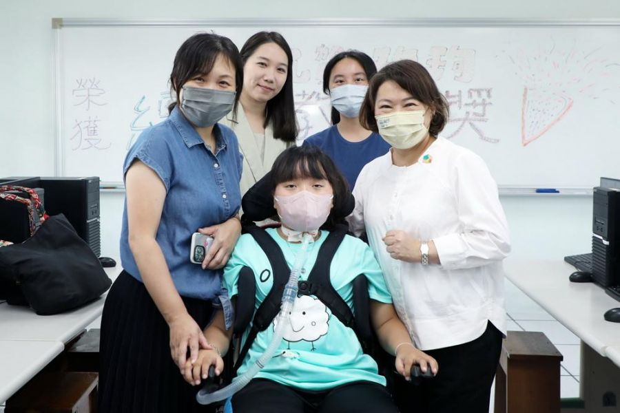 南興國中張羿珣同學榮獲2024總統教育獎 黃敏惠送禮物勉勵勇敢追夢