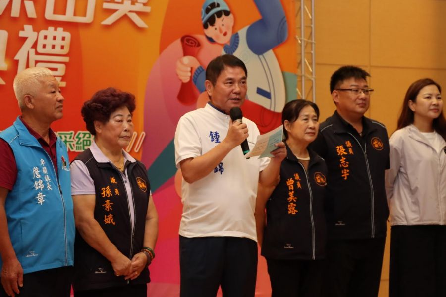 國中教育會考榜首突破紀錄　鍾東錦頒獎表揚優異學子