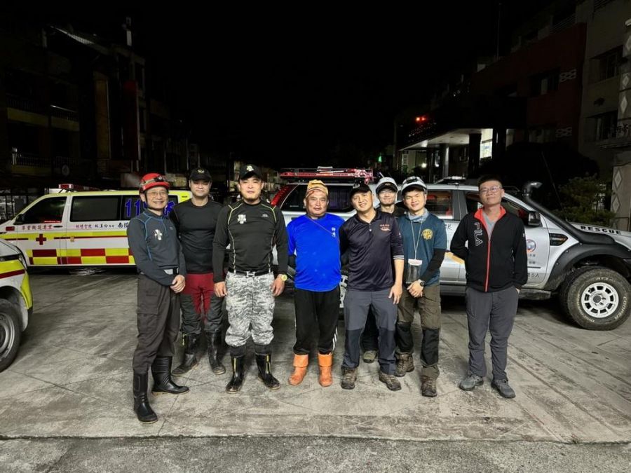 南投縣仁愛鄉干卓萬山域事故  救護傷患移至直升機吊掛點送醫