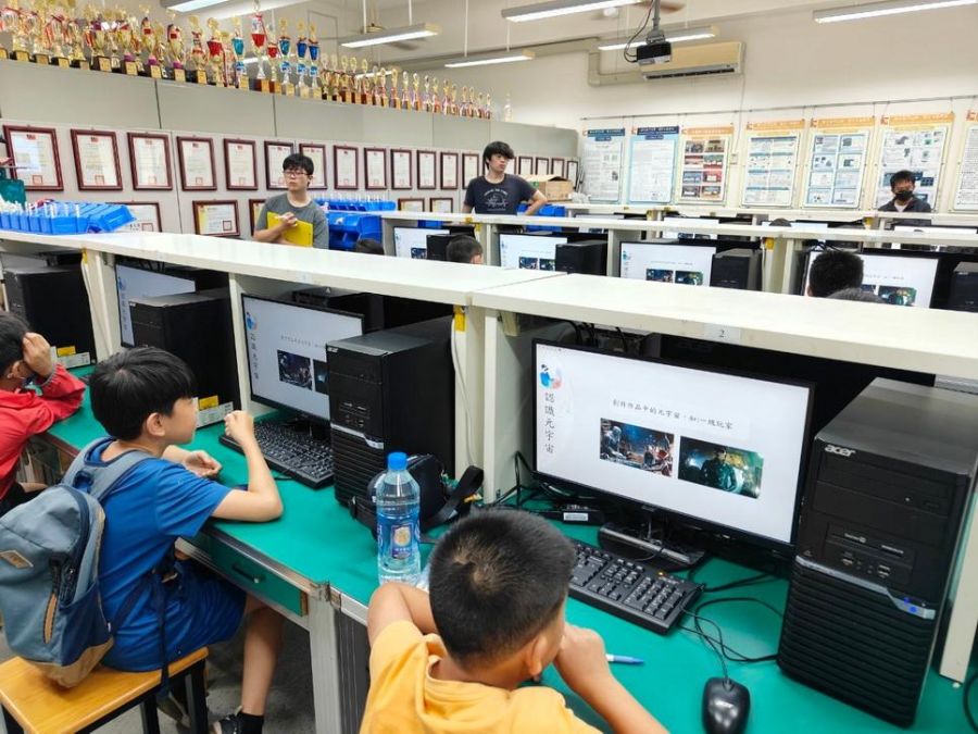 金大舉辦元宇宙科學營　透過AR、VR體驗與實作了解科學