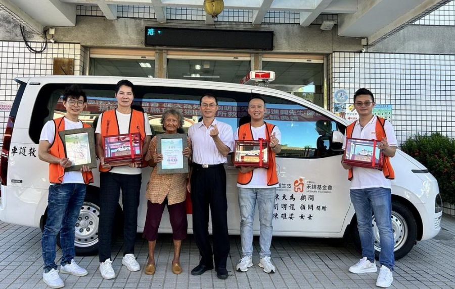 生技公司顧問贈琉球鄉衛生所救護車 守護偏鄉緊急醫療