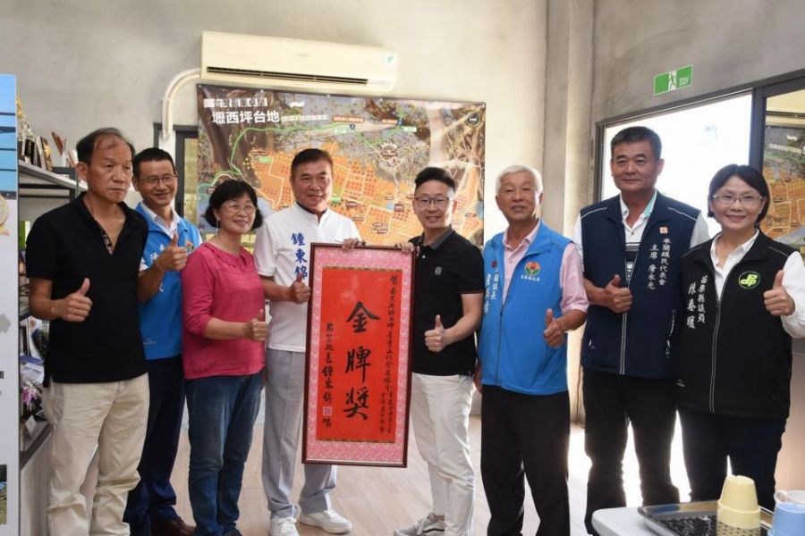 金牌農村競賽穿金又戴銀　鍾東錦頒紅榜致賀授旗挺進德國觀摩