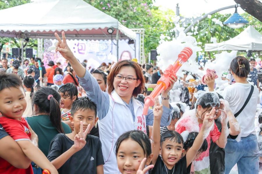 玩水消暑嗨爆「夏日泡泡趴」吸引大小朋友同樂