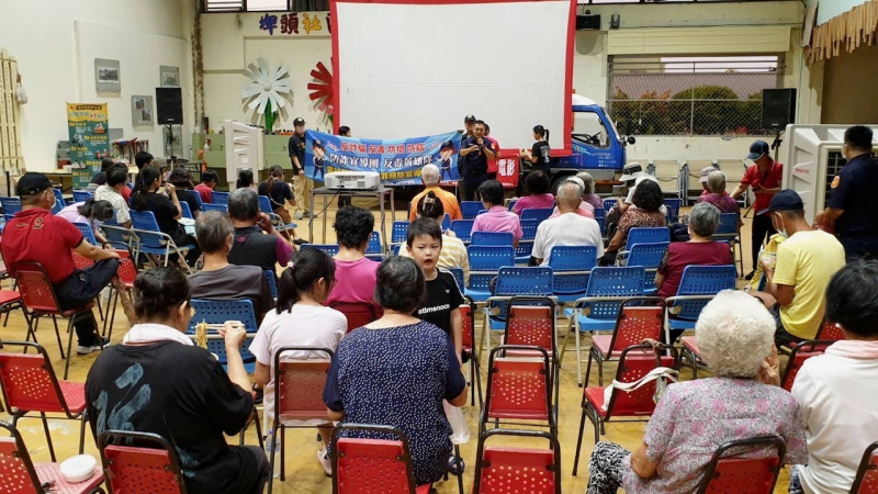 你家門前放電影！　西螺警交安、反詐騙宣導