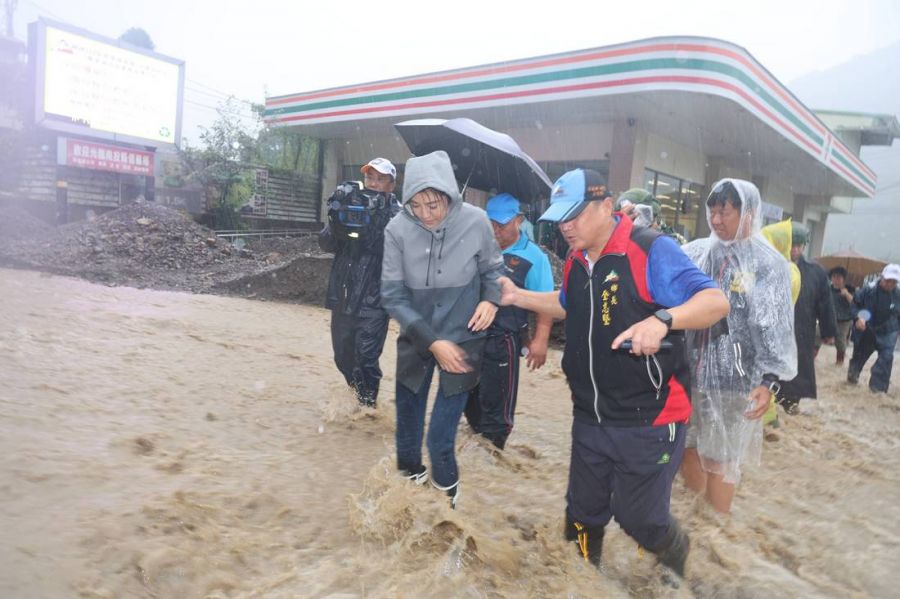 不畏凱米強颱風狂雨驟　許淑華前往信義水里投市勘災