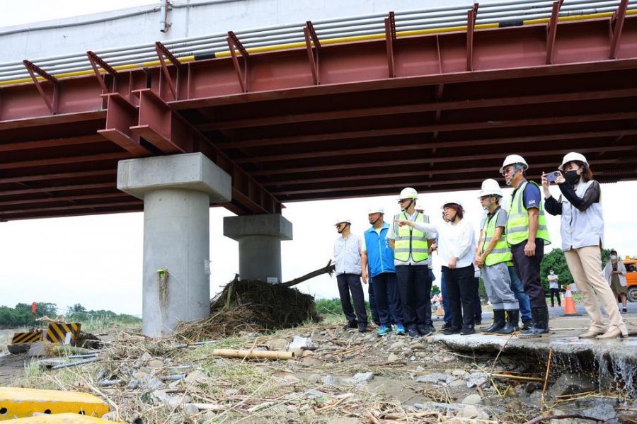 黃敏惠視察軍輝橋、抽水站、焚化廠贈慰勞品感謝清潔隊員辛勞