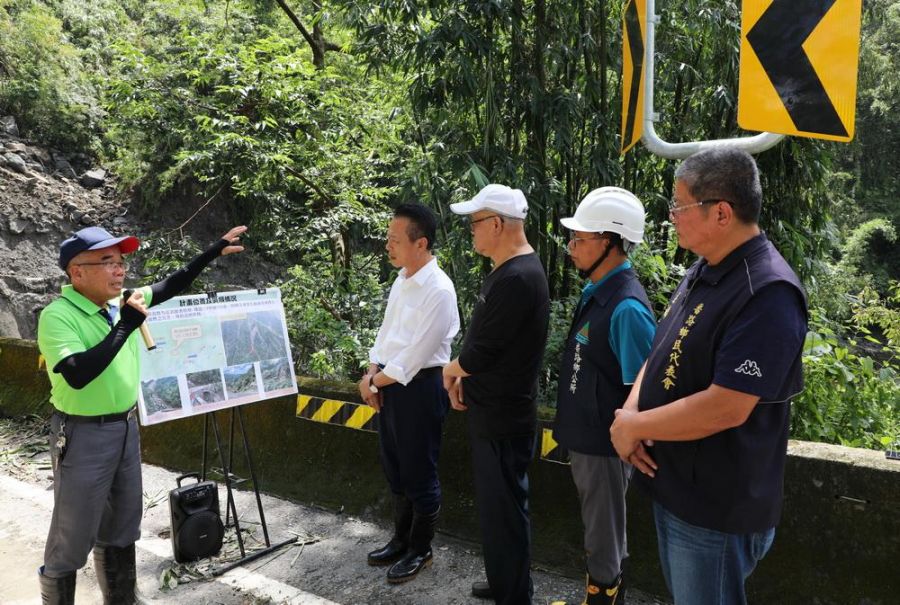 翁章梁、張明達勘查番路鄉大華公路受損情形