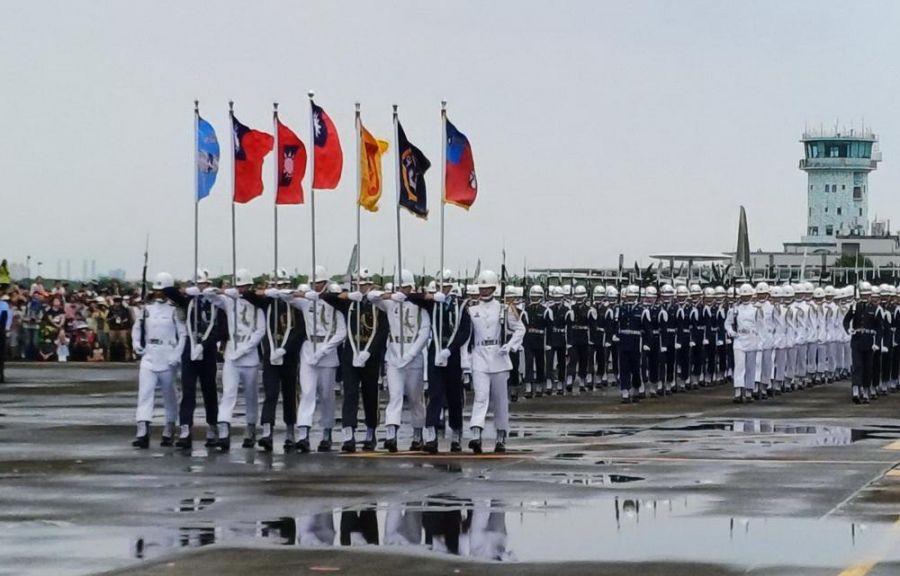 空軍嘉義基地營區開放吸引萬人參觀  空中操演吸睛