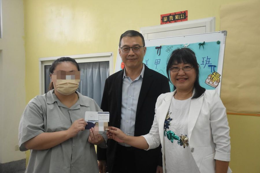 苗栗看守所結合沙龍產業協會　助學員全數通過美甲初級證照