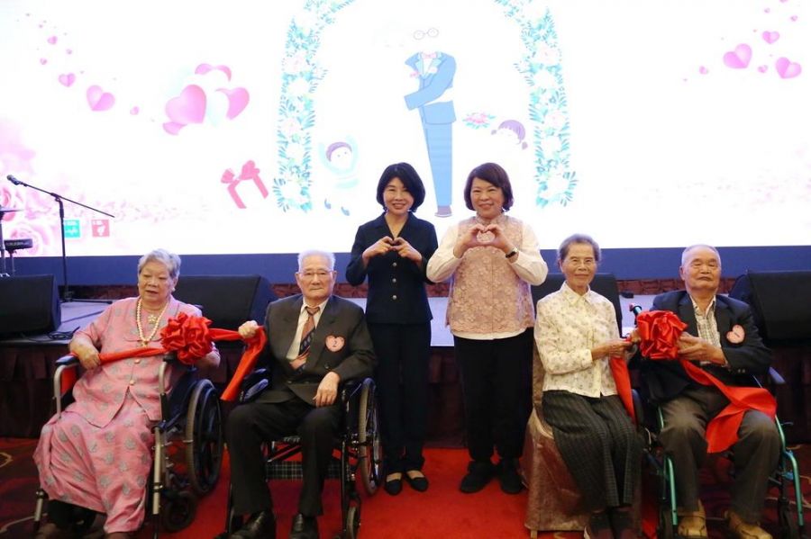 嘉市金婚禮讚黃敏惠、陳姿妏 見證99對結婚逾半世紀佳偶 幸福長長久久