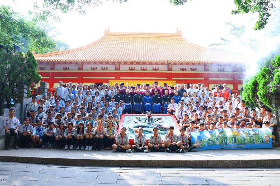嘉市紀念大成至聖先師2574週年誕辰 黃敏惠分送智慧糕、筆為學子祈福