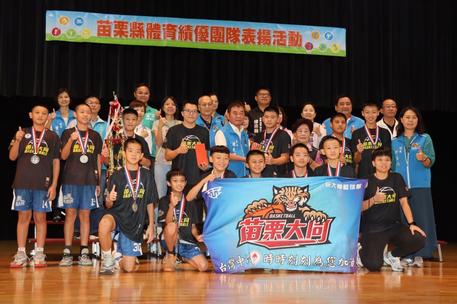 鍾東錦頒發獎勵金表揚   傑出的教練和選手