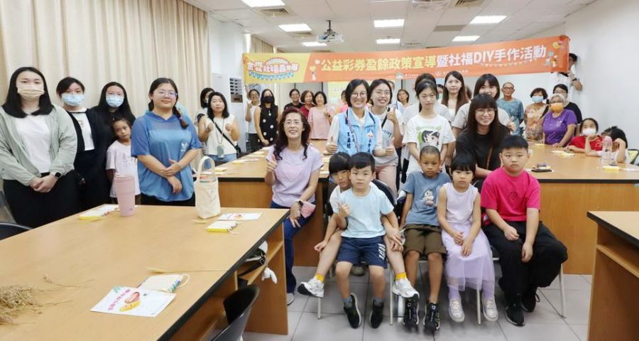 金門社福宣導真有趣　青銀同樂共學小麥編織