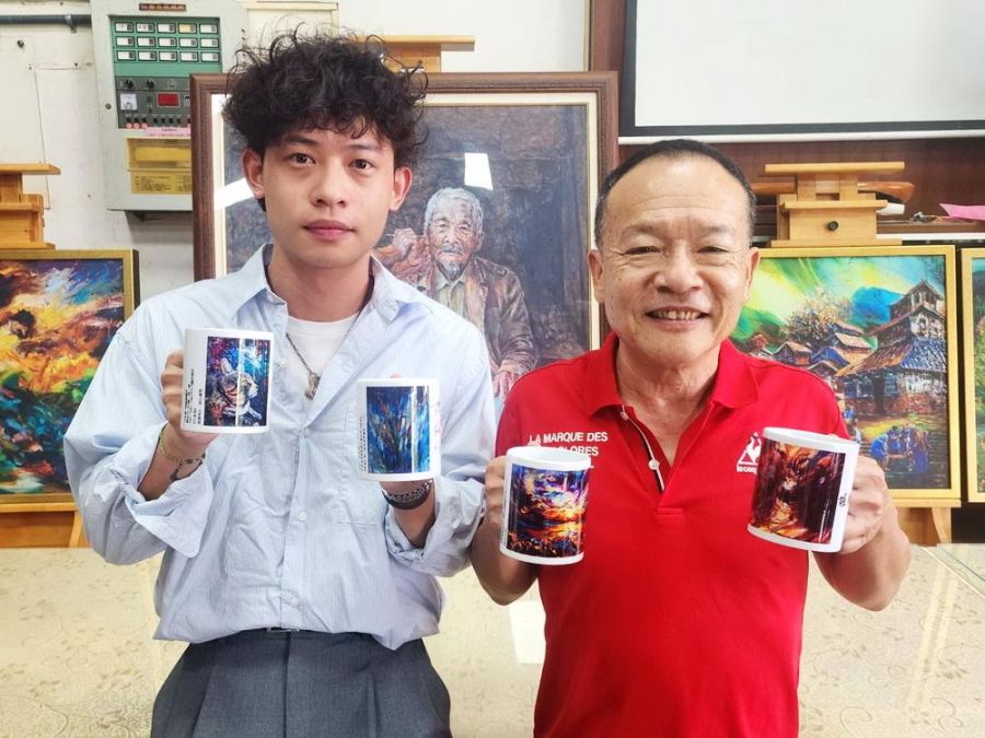 國際知名畫家陳明順、陳柏任父子  獲選作品印在馬克杯做成文創