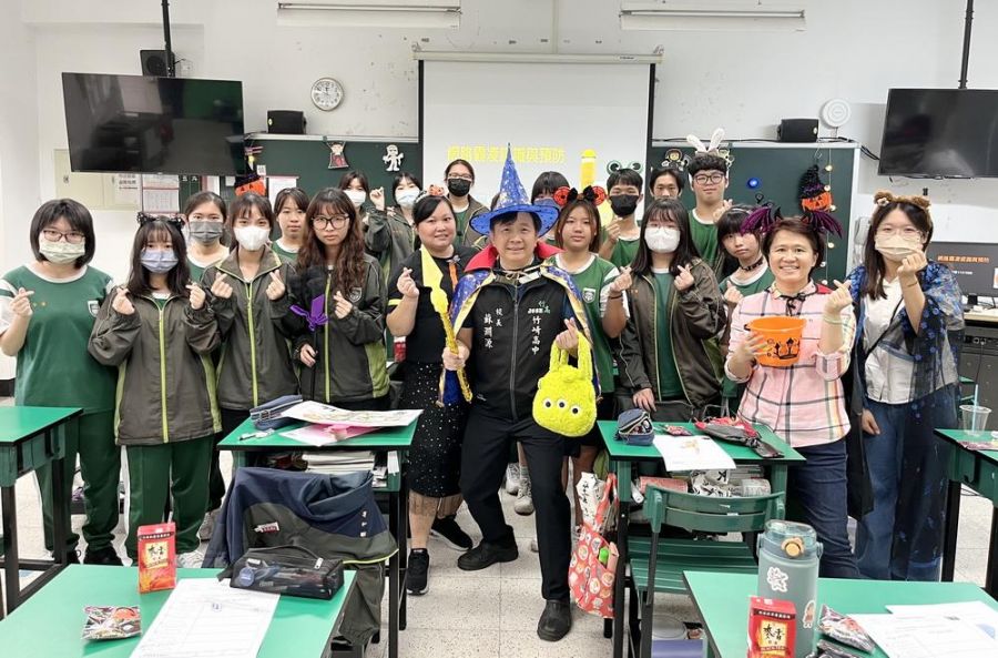 竹崎高中萬聖節嘉年華活動  校長粉墨豋場扮魔法師宣揚反霸凌