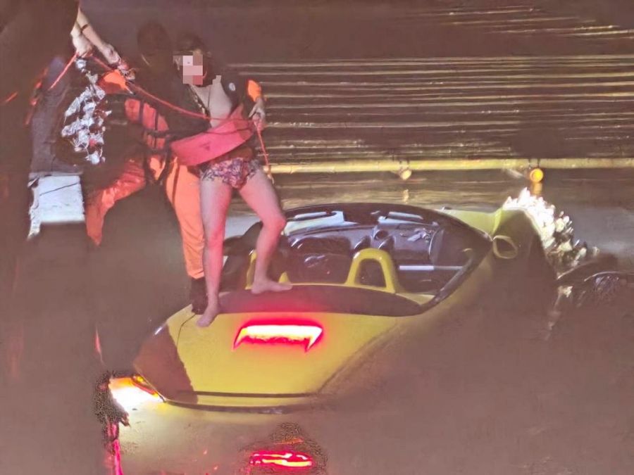 保時捷跑車帶人落海   嘉義海巡人員獲報火速救援