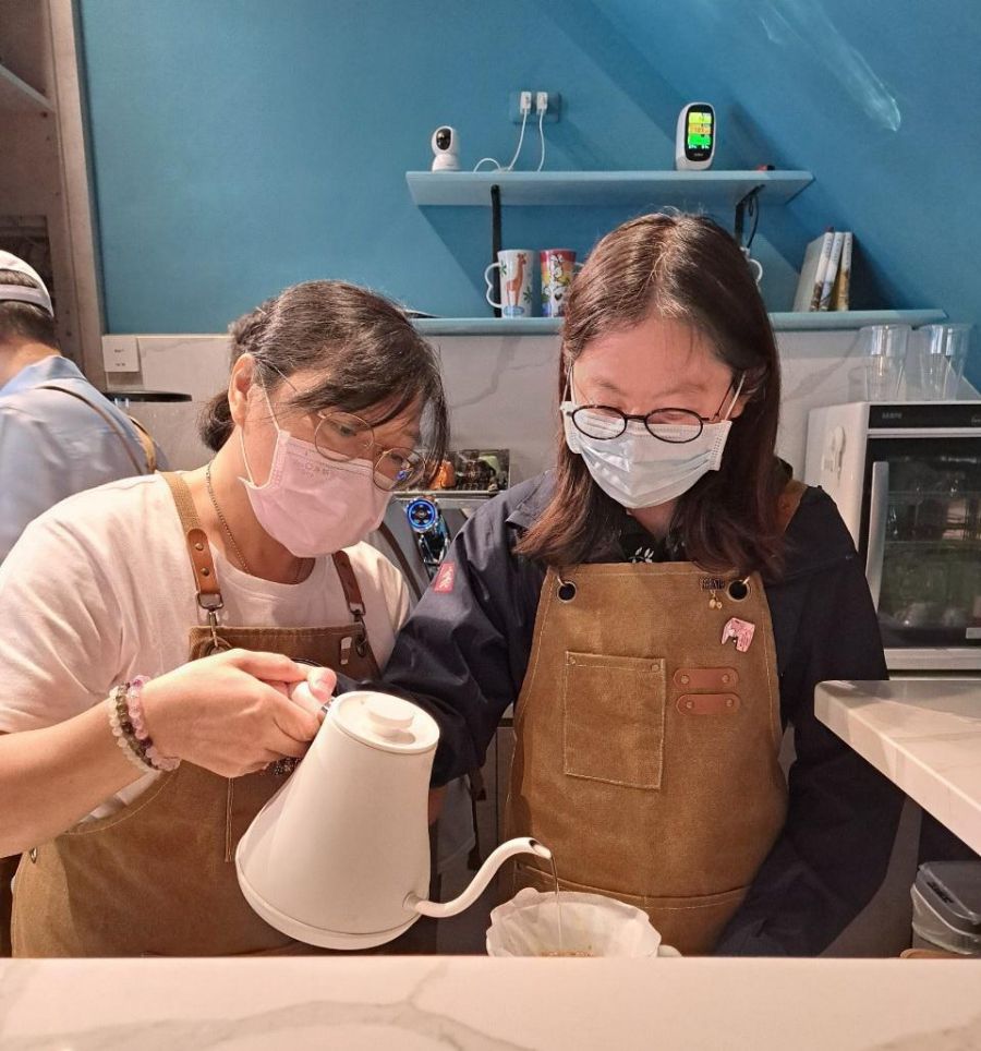 高市社會局長親手沖咖啡  慶祝國際志工日 致謝志工辛勞
