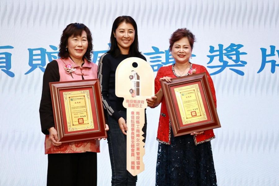 工商婦女企業管理協會捐贈南投縣一台復康巴士