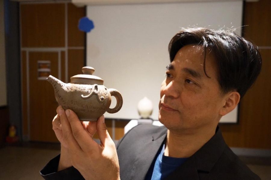 李仁燿用苗栗土製作AI壺  瓦斯窯燒成與陸羽茶道的歷史結合
