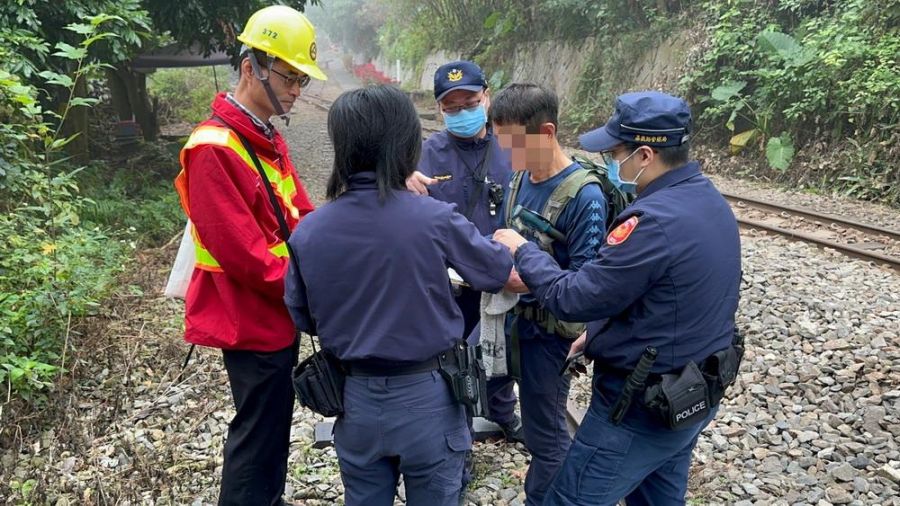 遊客行走阿里山鐵路依法裁罰  貪圖方便危險又失荷包