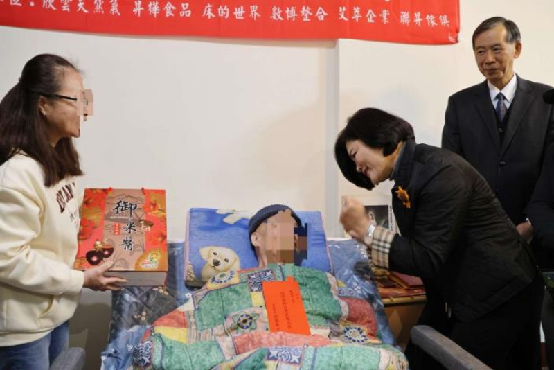 雲林縣長張麗善探視身障退伍軍人　感謝各界捐贈電動床