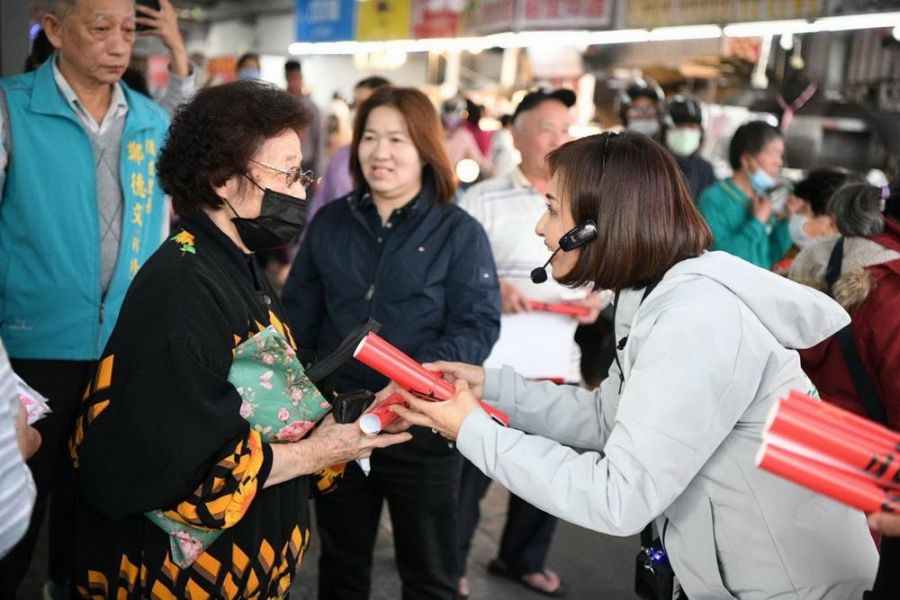 邱議瑩大寮市場發春聯大排長龍  里長、志工助陣