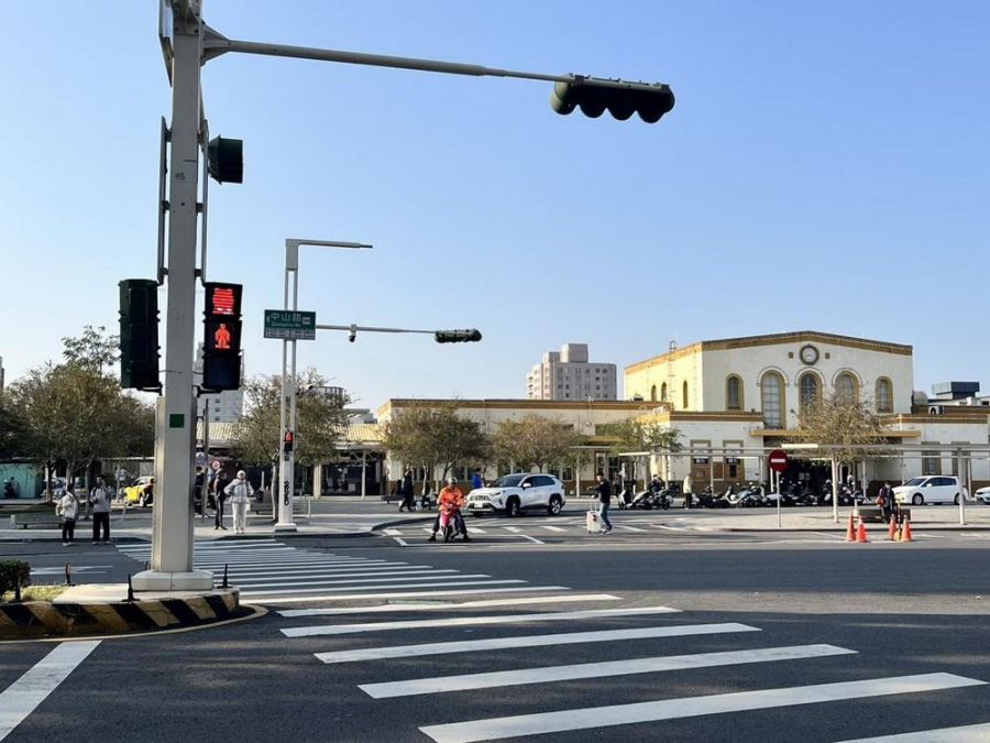  嘉市不只有火雞燈 大白熊燈接續現身車站前小綠人