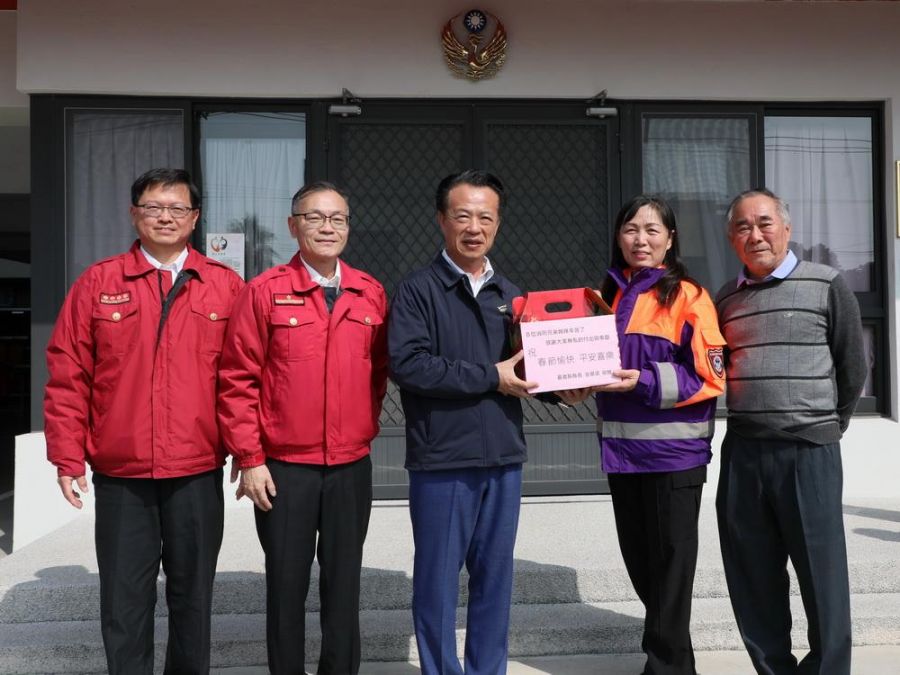 翁章梁年前慰勞消防弟兄  宣導防震三步驟