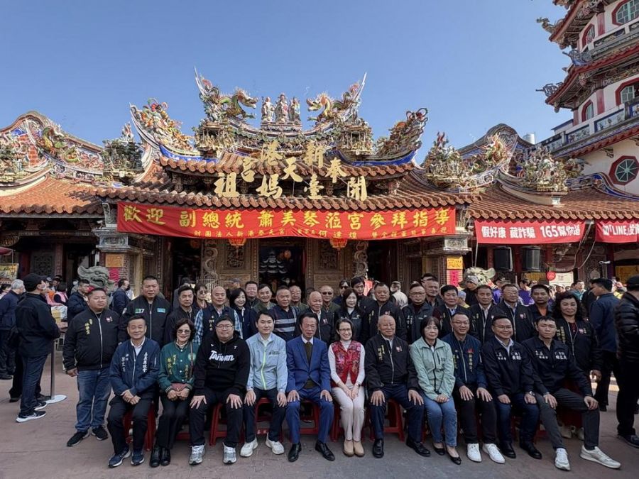 副總統蕭美琴初二赴嘉義寺廟參拜祈福  民眾搶拿新春福袋