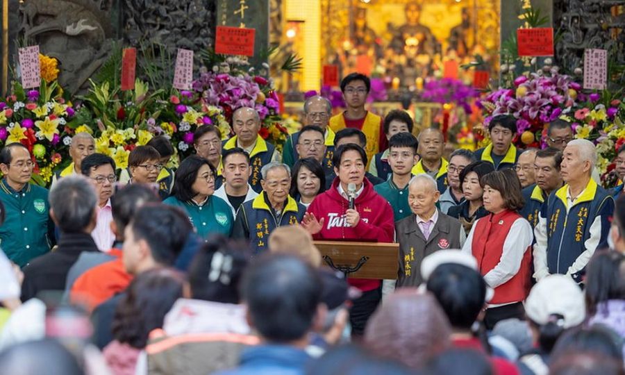 總統賴清德前往雲林、嘉義等地廟宇參香   發放福袋
