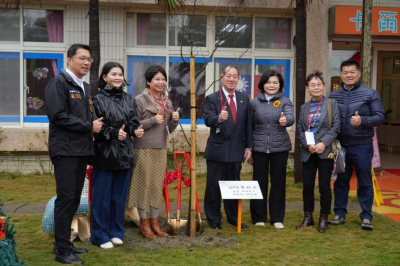 張麗善與日本育櫻會合作種櫻　促進台日交流