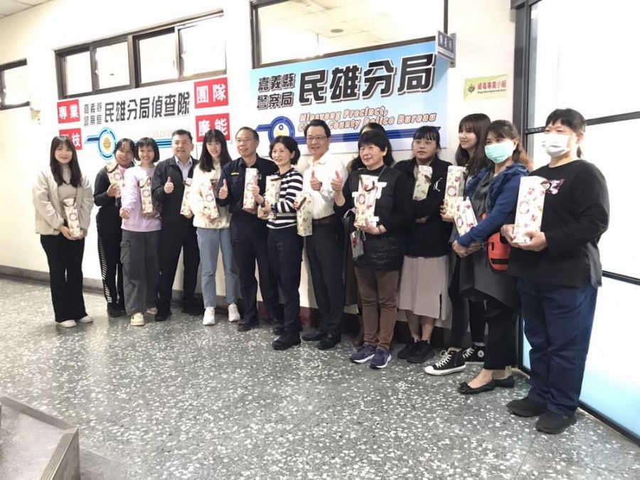 慶祝國際婦女節  民雄分局溫馨贈禮感謝女性同仁辛勞