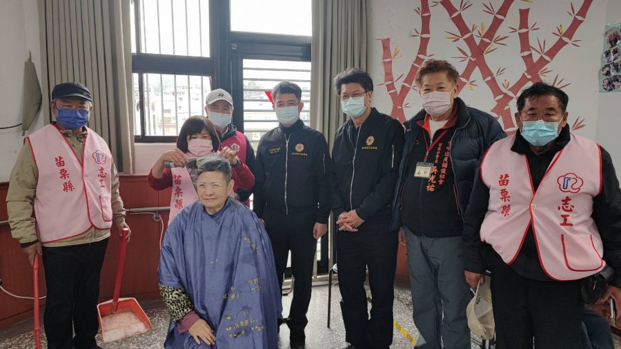 煥發新光彩苗栗榮服處  榮欣志工隊機構義剪榮民眷