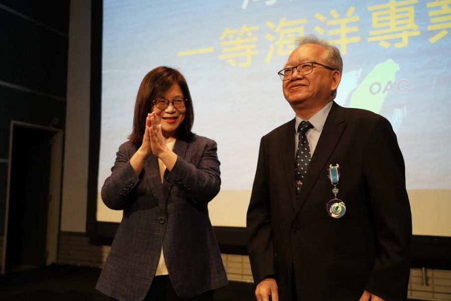 「海洋一等專業獎章」管碧玲頒發表彰邵廣昭貢獻
