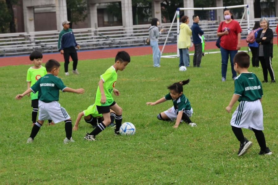 璉紅盃幼兒足球賽64隊爭鋒 萌力大爆發