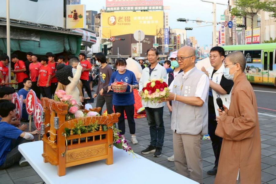 佛光山圓福寺慶祝佛誕節　22部「力阿卡」雲水浴佛車繞境嘉市區