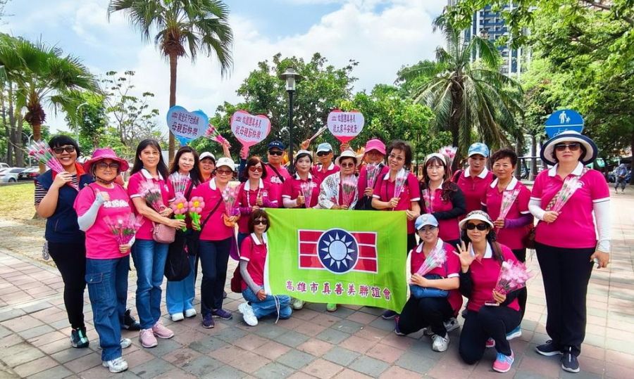 母親節前夕！救國團高市真善美聯誼會獻花傳遞感恩心意
