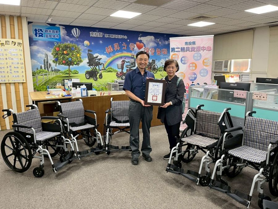 遊子返南投造福鄉里  北市申倫社福基金會捐贈特製型輪椅乙批