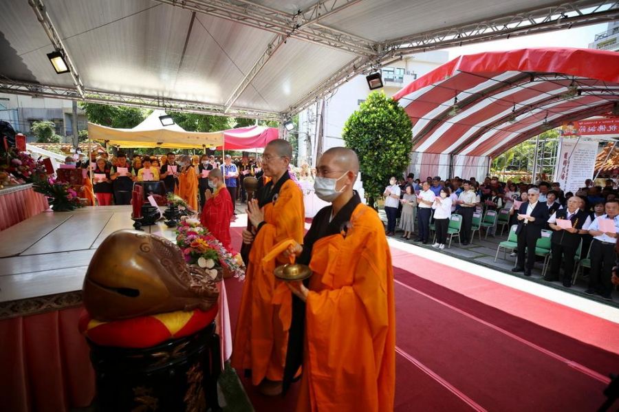 嘉市圓福寺慶祝佛誕節 黃敏惠市長浴佛祈福