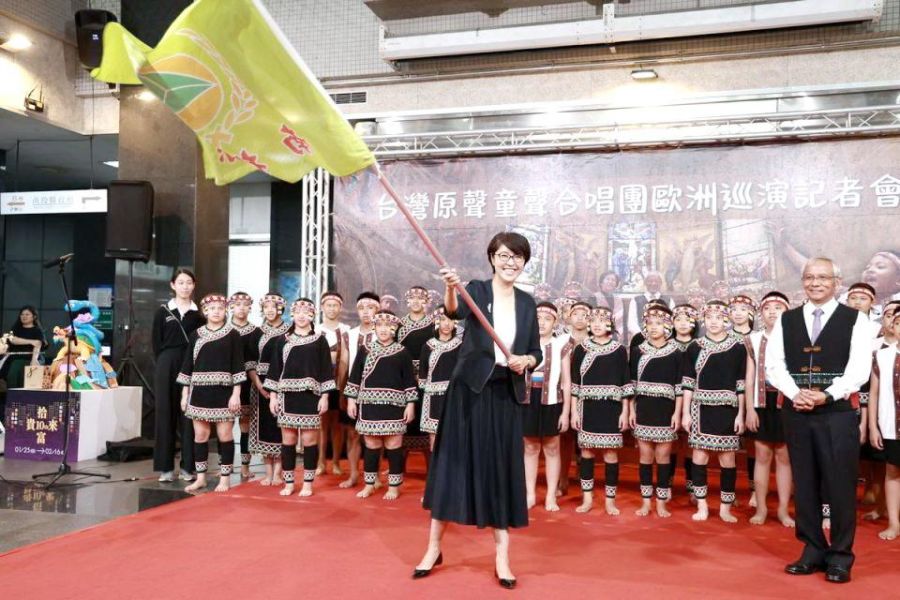 台灣原聲童聲合唱團歐洲巡演　許淑華授旗預祝演出順利