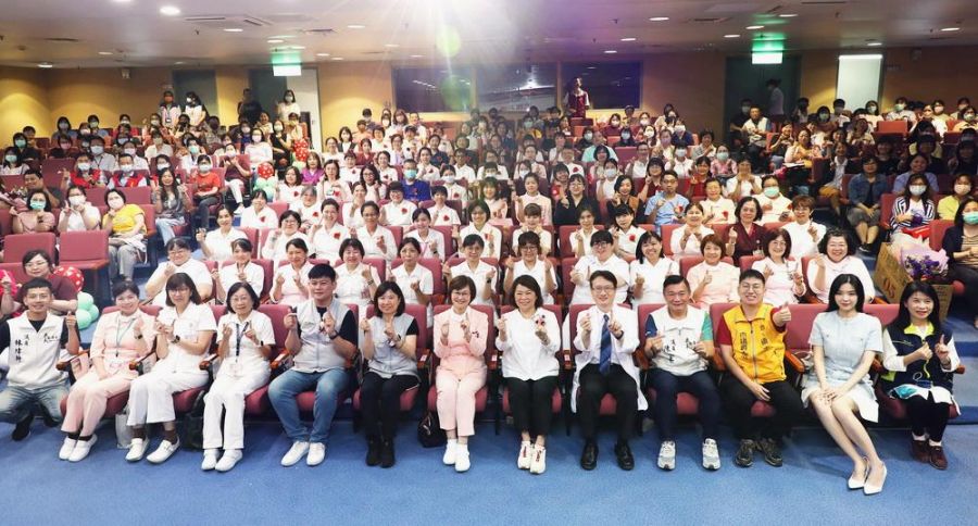 慶祝2025年國際護師節表揚優良、資深護理人員 黃敏惠獻上祝賀