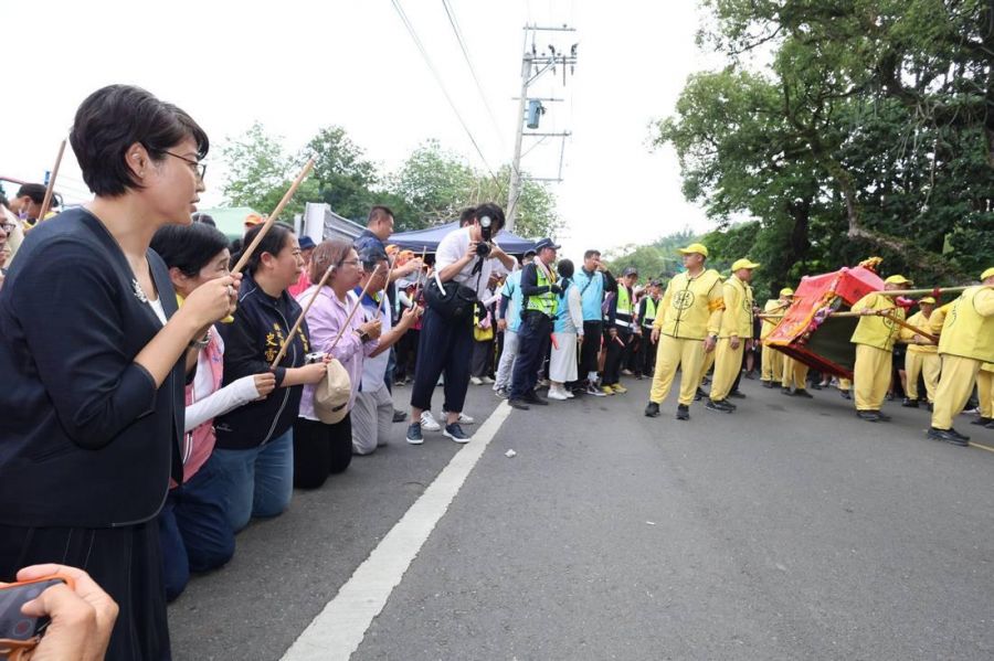 白沙屯媽祖遶境南投　許淑華名間跪迎鑾駕祈願	