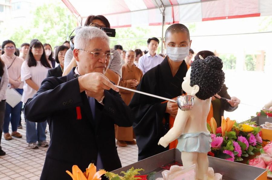 南華大學慶佛誕　師生抄法語唱校歌弘揚三好精神