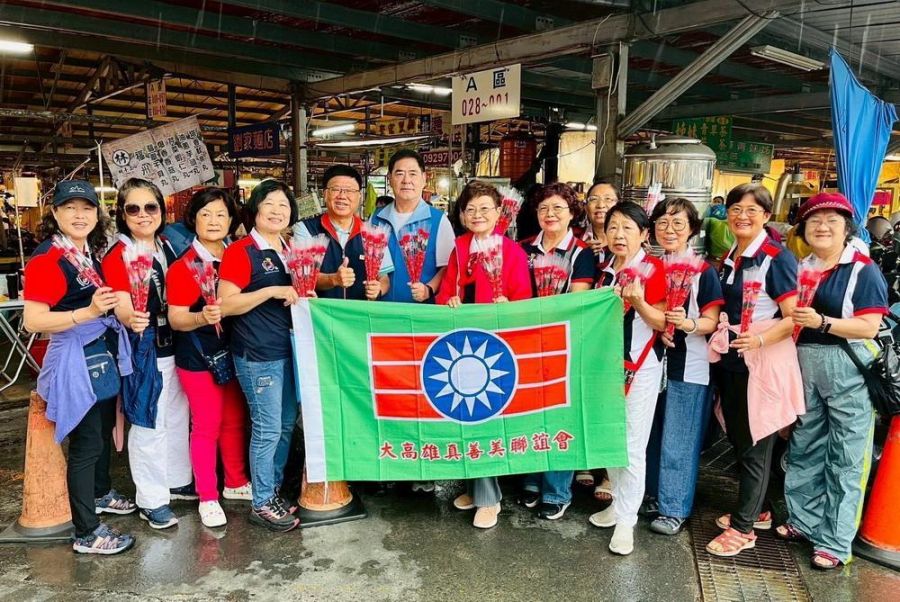 「愛在五月綻放」救國團高市團委會  贈花傳愛暖人心