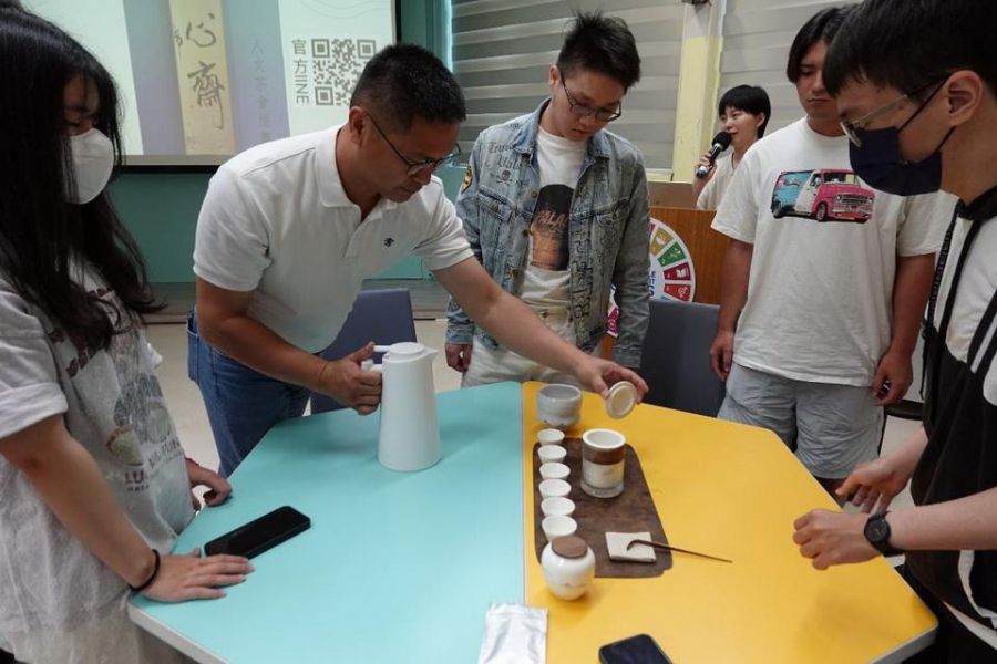 高雄大學Café Philo講座  分享茶業永續茶道精神