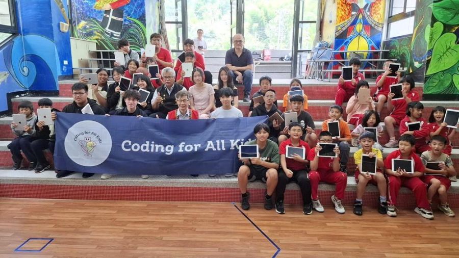 國際學校四名學生結合資策會 華碩基金會 送愛到阿里山原民學校