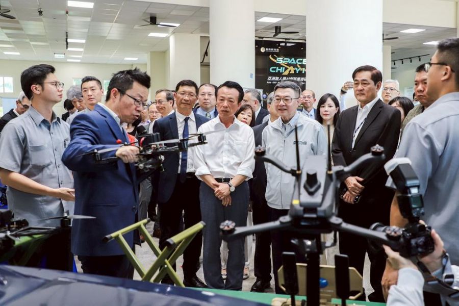 行政院長卓榮泰視察   亞洲無人機AI創新應用研發中心