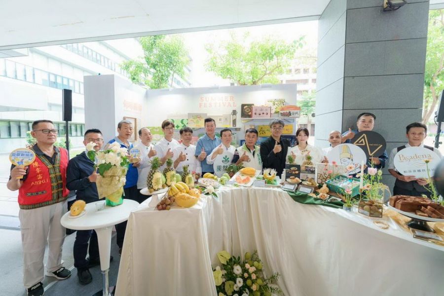 高雄夏祭新鮮市登場   李懷仁化身拍賣官百件水果藝術品搶競標